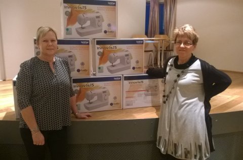 Kvenfélagið gefur skólanum saumavélar