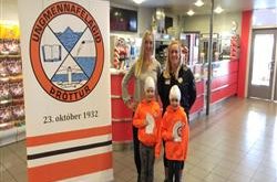 Laugarásbíó gefur Þrótti Vogum sundhettur !