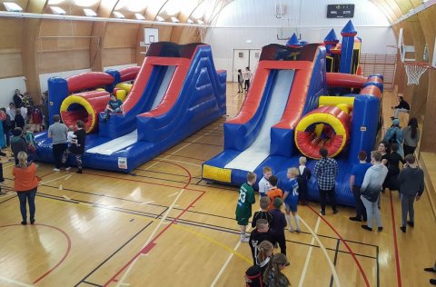 Stórskemmtileg öskudagsskemmtun í íþróttahúsinu.