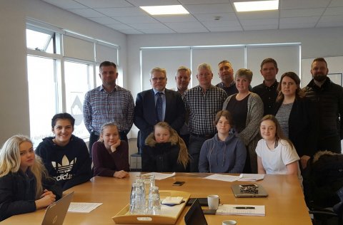 Ungmennaráð heimsótti bæjarstjórn með afrakstur fyrsta ungmennaþingsins.