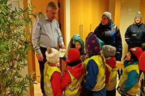 Bæjarstjóranum fært Jólakort