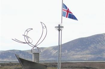 Forseti Íslands afhjúpar verkið Íslands Hrafnistumenn