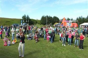 Á óvissutímum er fátt mikilvægara en fjölskyldan og samheldið samfélag