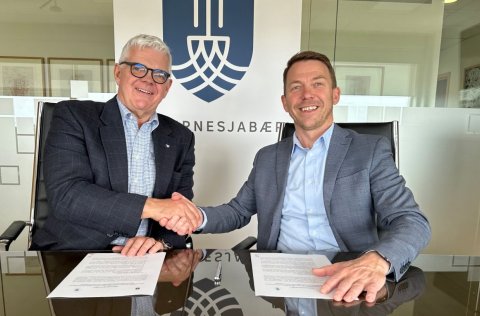 Magnús Stefánsson bæjarstjóri Suðurnesjabæjar og Gunnar Axel Axelsson bæjarstjóri í Vogum við undirr…