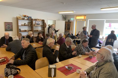 Þetta herbergi er félagsaðstaða eldri borgara á Álftanesi og hér mega sáttir sitja þröngt