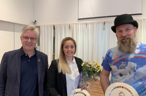 Ásgeir Eiríksson bæjarstjóri ásamt Petru Ruth Rúnarsdóttu formanni UMFÞ og Gunnari Júlíusi Helgasyni…