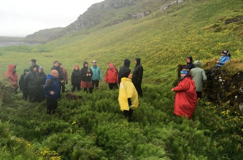Fræðst um bæinn á Brekku undir Vogastapa