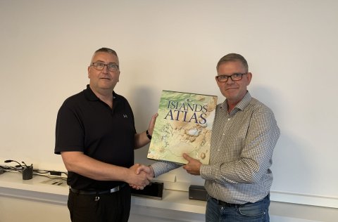 Björn Sæbjörnsson bæjarfulltrúi tekur við bókargjöf úr hendi Ingþórs Guðmundssonar forseta bæjarstjó…