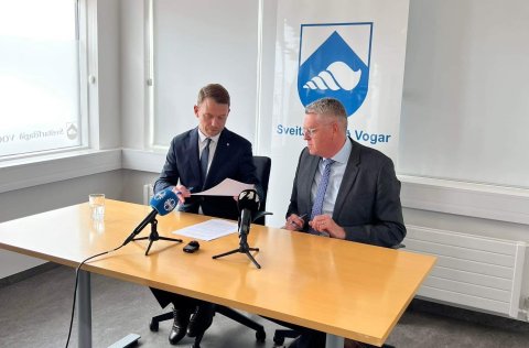 Gunnar Axel Axelsson bæjarstjóri og Guðmundur Ingi Ásmundsson forstjóri Landnsets undirrita samkomul…