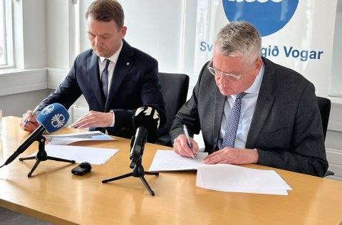 Gunnar Axel Axelsson bæjarstjóri og Guðmundur Ingi Ásmundsson, forstjóri Landsnets hf. við undirritu…