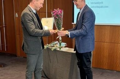 Gunnar Axel Axelsson bæjarstjóri tekur við viðurkenningunni sem Trausti Björgvinssson formaður Starf…