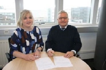 Aldís Hafsteinsdóttir formaður og Karl Björnsson framkvæmdastjóri við undirritun yfirlýsingarinnar